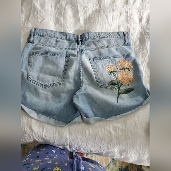 GAP Shorts - Picture 2 of 3